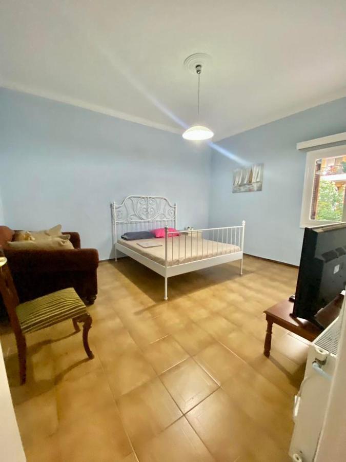 Ferienwohnung Tiffany'S 5' Min From Airport Spáta Exterior foto